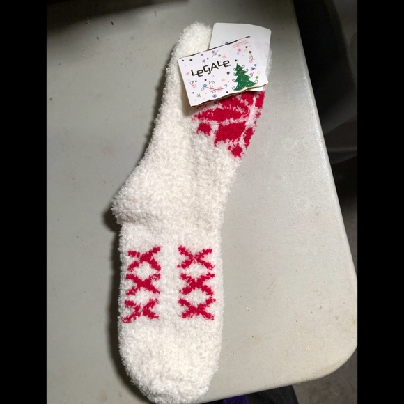 NWT Women’s Fuzzy Socks - Picture 1 of 2